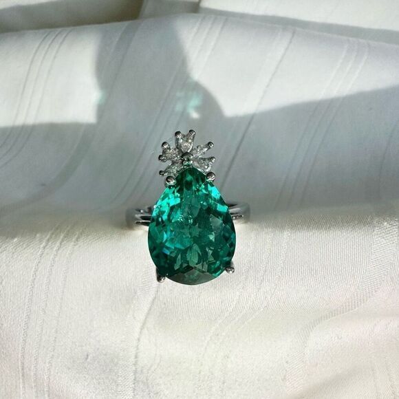 Emerald teardrop cubic zirconia adjustable ring, super sparkly, very elegant ￼ - Picture 6 of 6